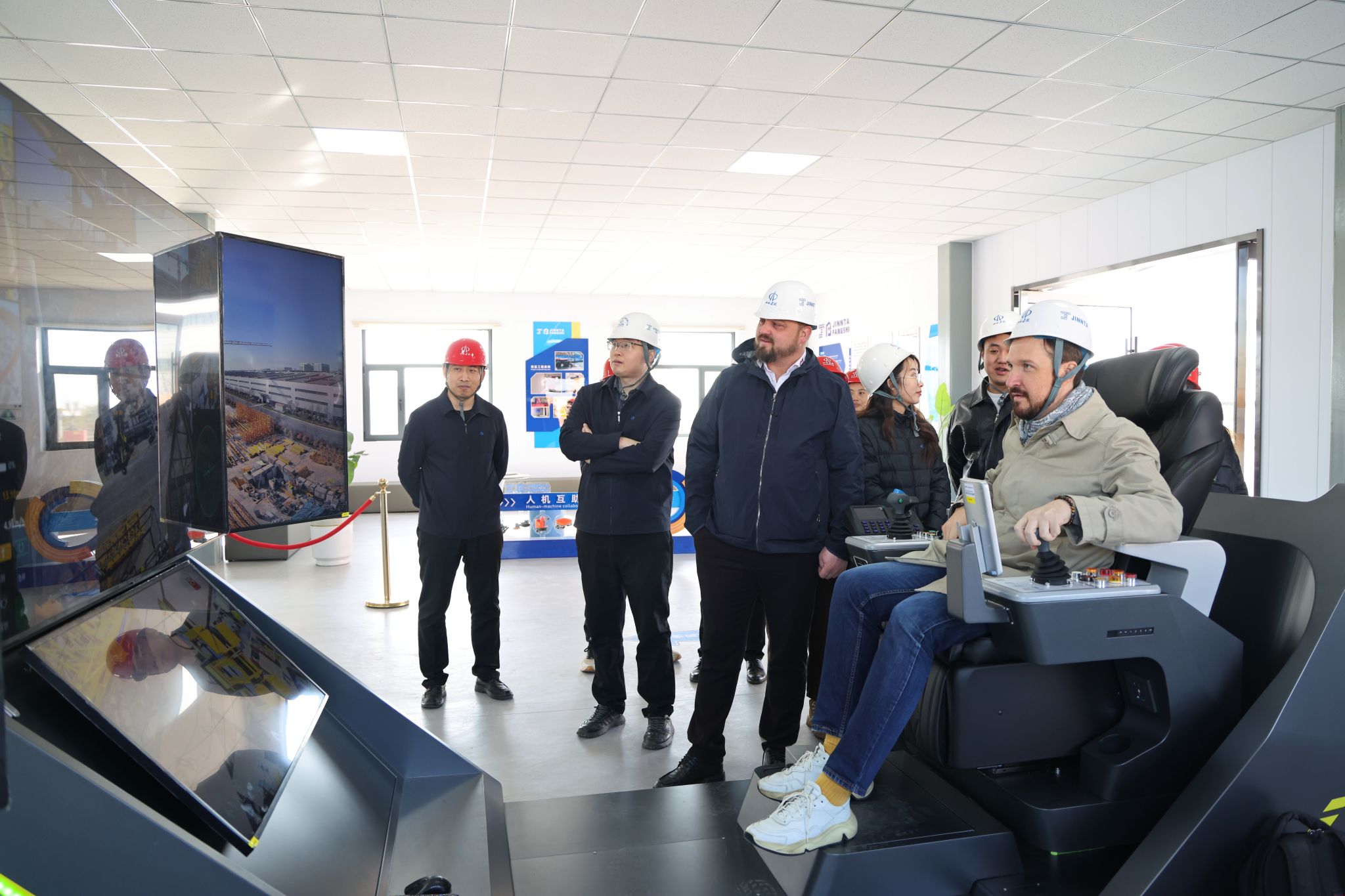 山西建投工程机械公司与俄罗斯客商开展技术、商务交流